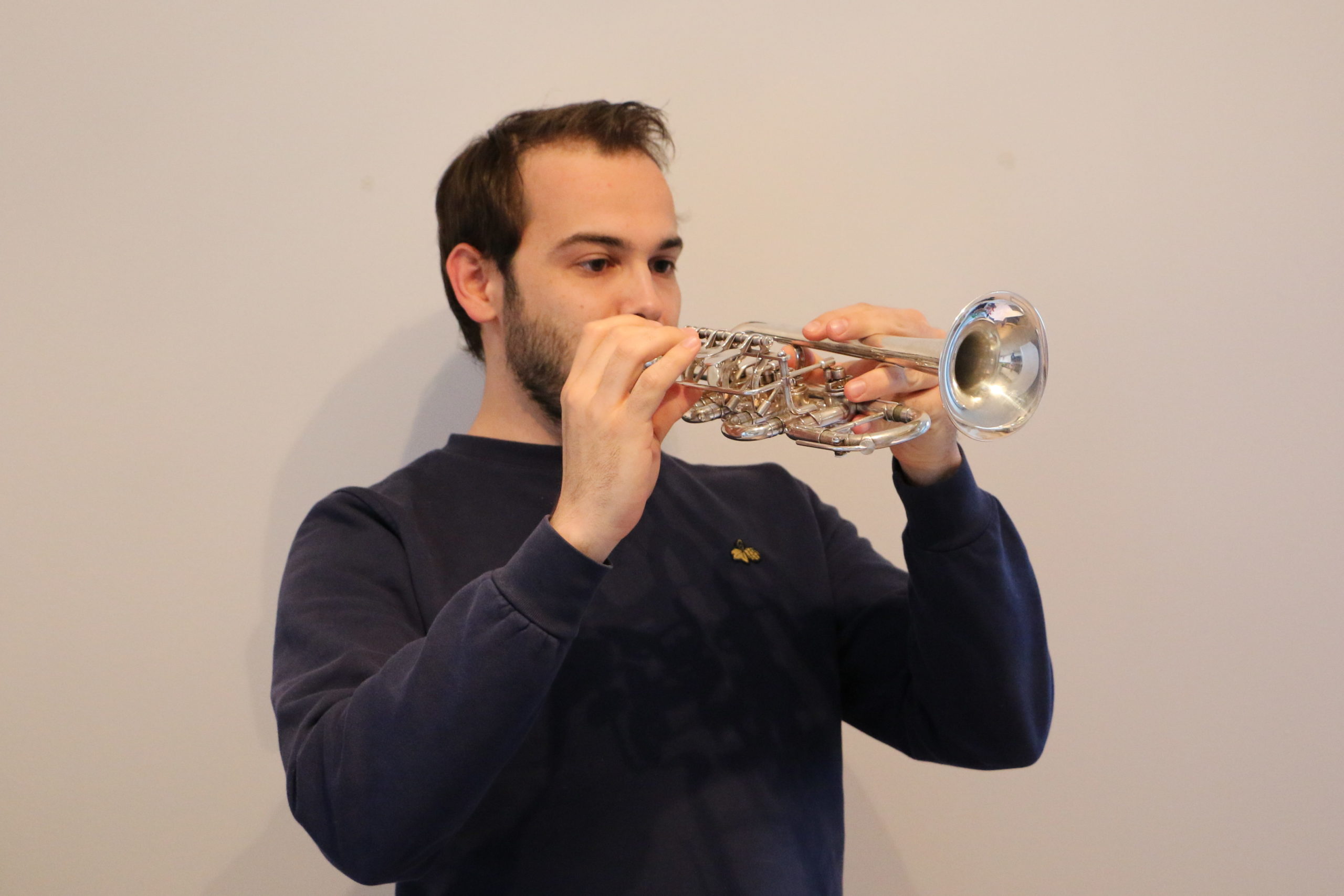 Benedikt Migge spielt Piccolotrompete.